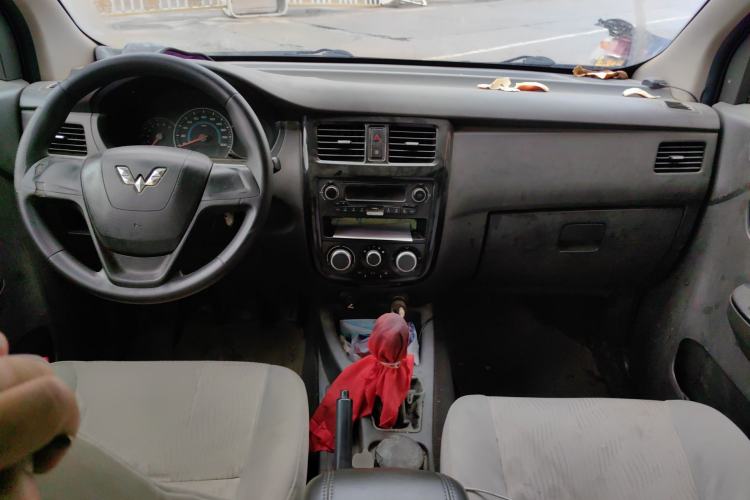 Used Wuling Rongguang V 2016 1.5L Standard Version Center Console
