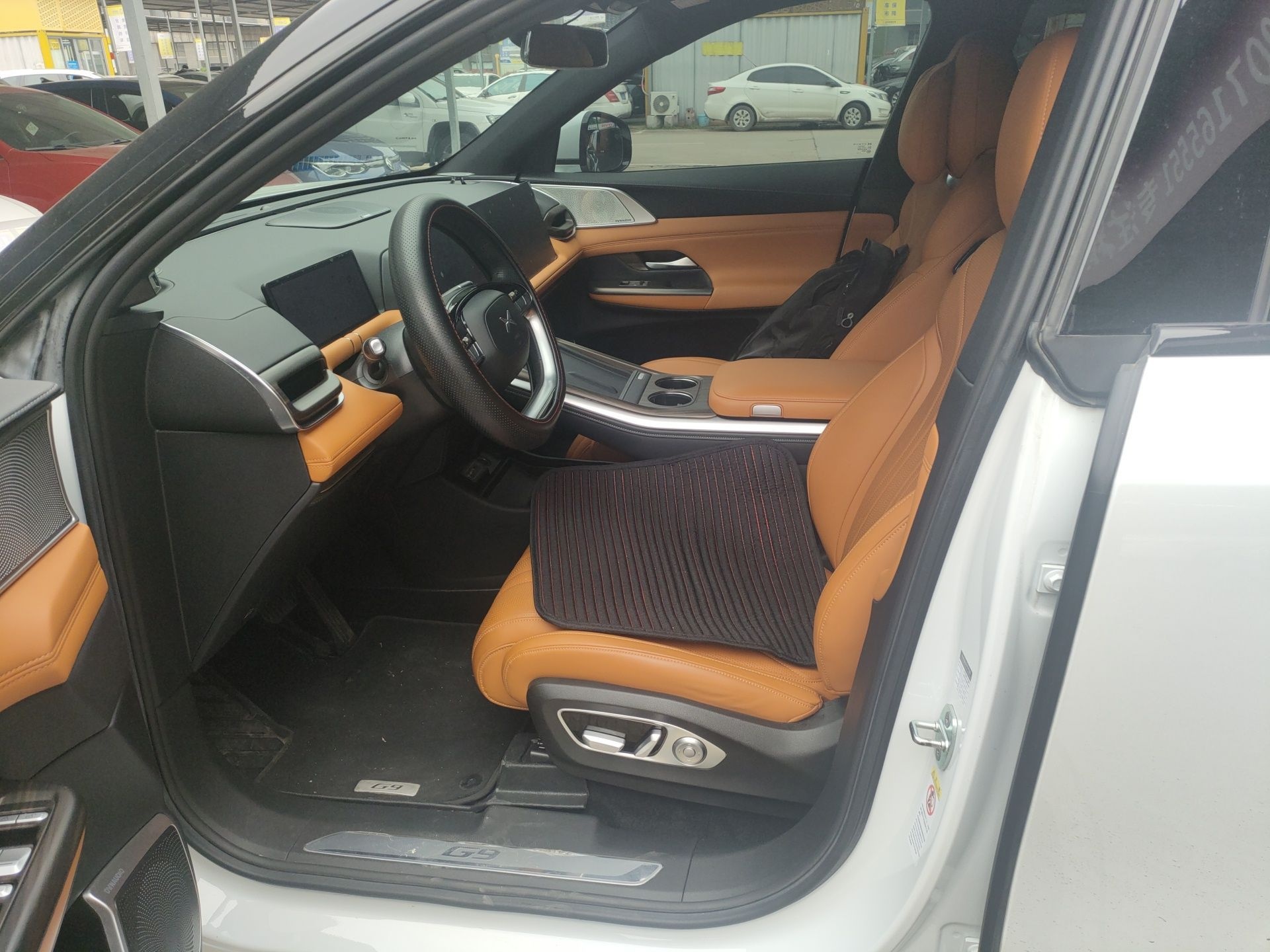 Переднее сиденье в автомобиле