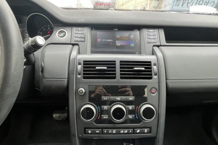 Used Land Rover Discovery Sport 2018 240 PS PURE Edition Interior 7