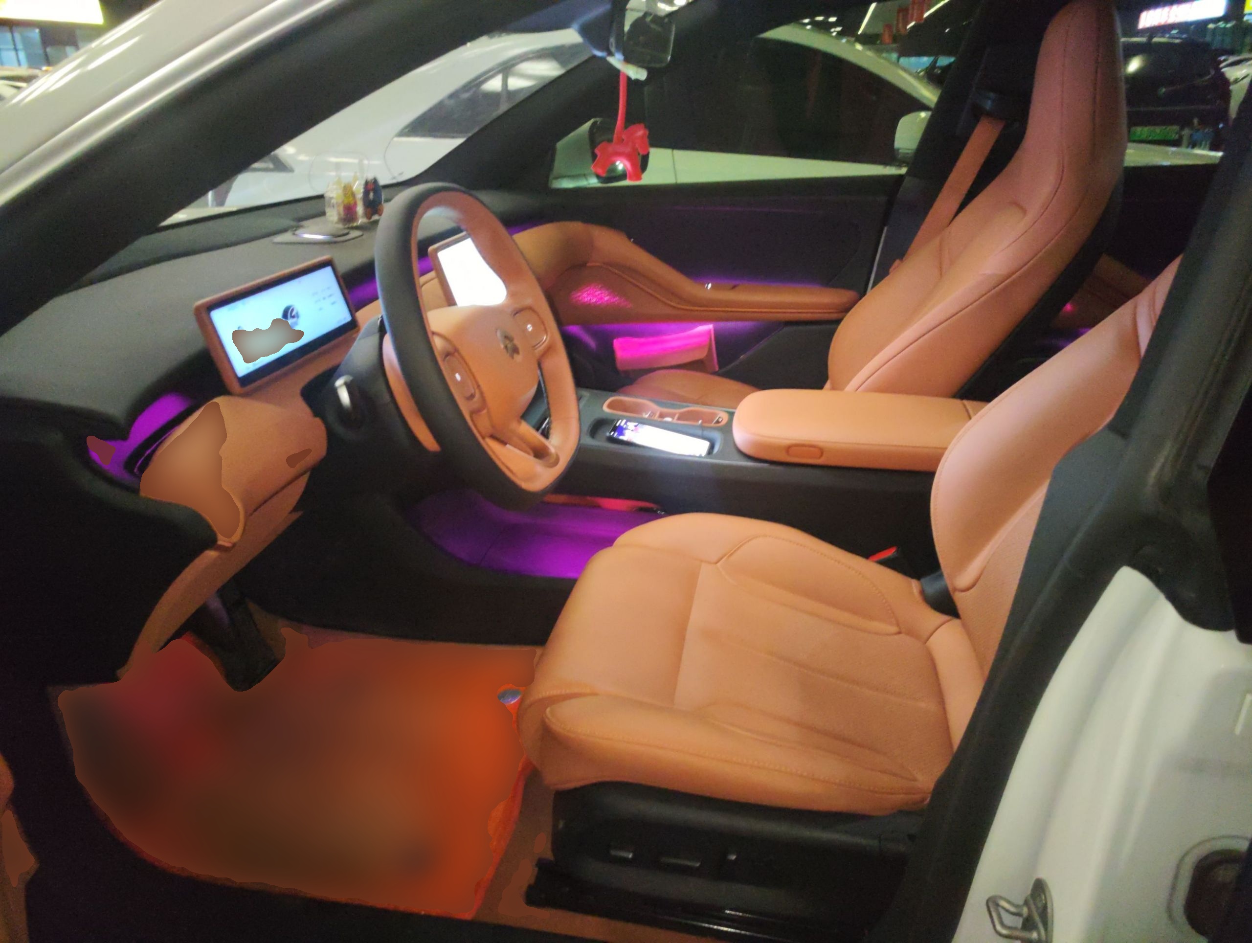 المقاعد الأمامية داخل السيارة