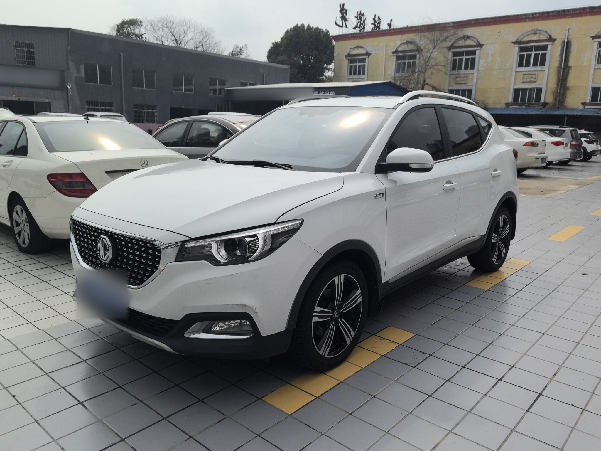 Под передней частью автомобиля