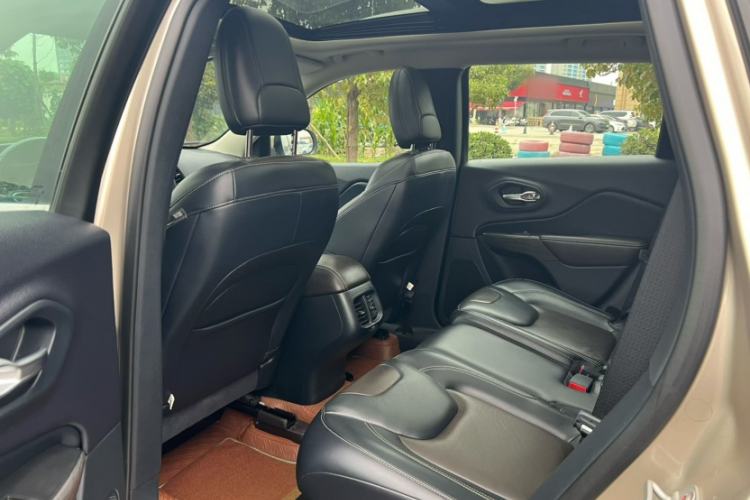 Used Jeep Cherokee 2017 2.4L Professional Edition
