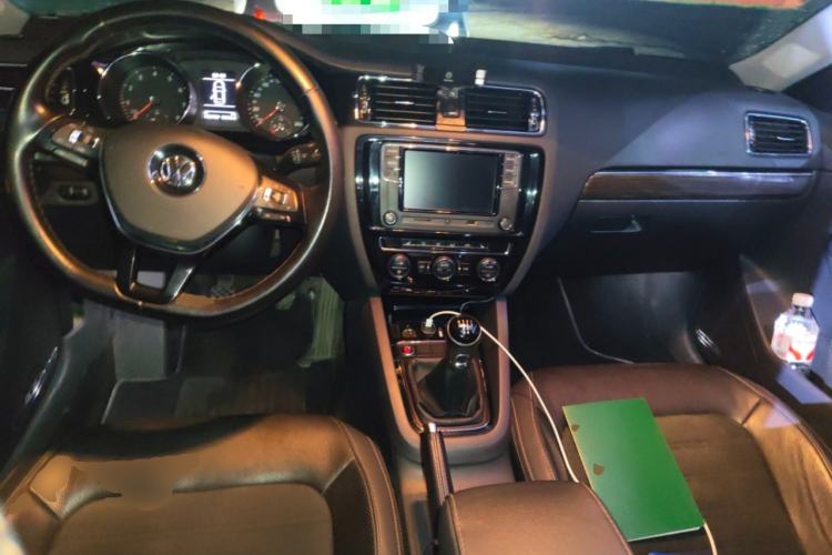 Used Volkswagen Sagitar 2017 230TSI Manual Luxury Model Center Console