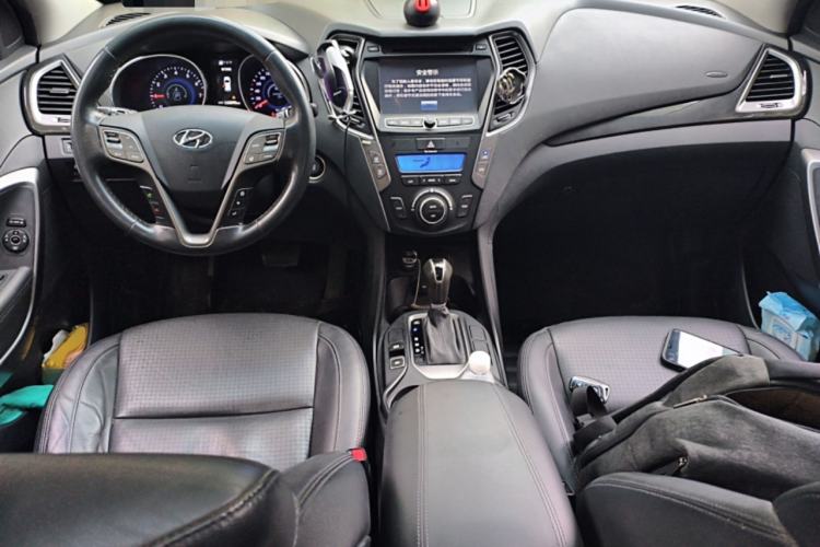 Used Hyundai Santa Fe 2013 2.4L Automatic Two-Wheel Drive Smart Version Center Console