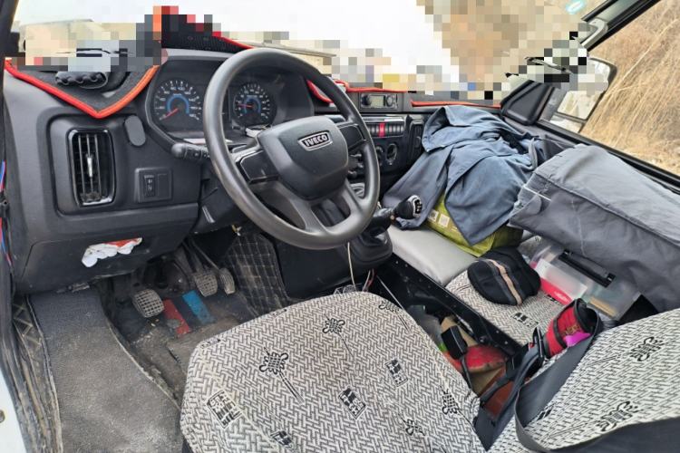 Used Iveco Daily 2023 2.5T V40 Van Long Wheelbase Mid-Roof Dual Tires Manual Doors 2-3 Seater
