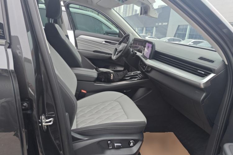 Used Volkswagen Tavendor 2024 380TSI All-Wheel Drive R-Line Cruise Edition Right Front Seat