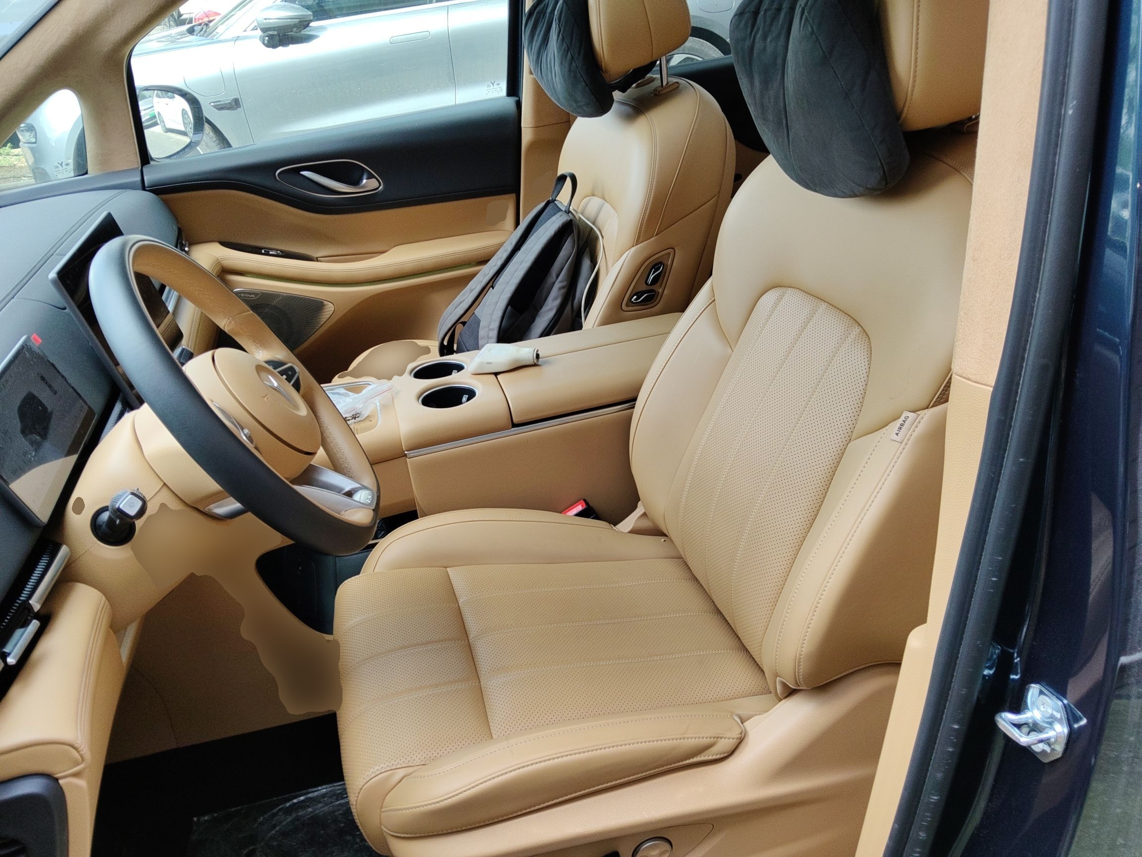 المقاعد الأمامية داخل السيارة