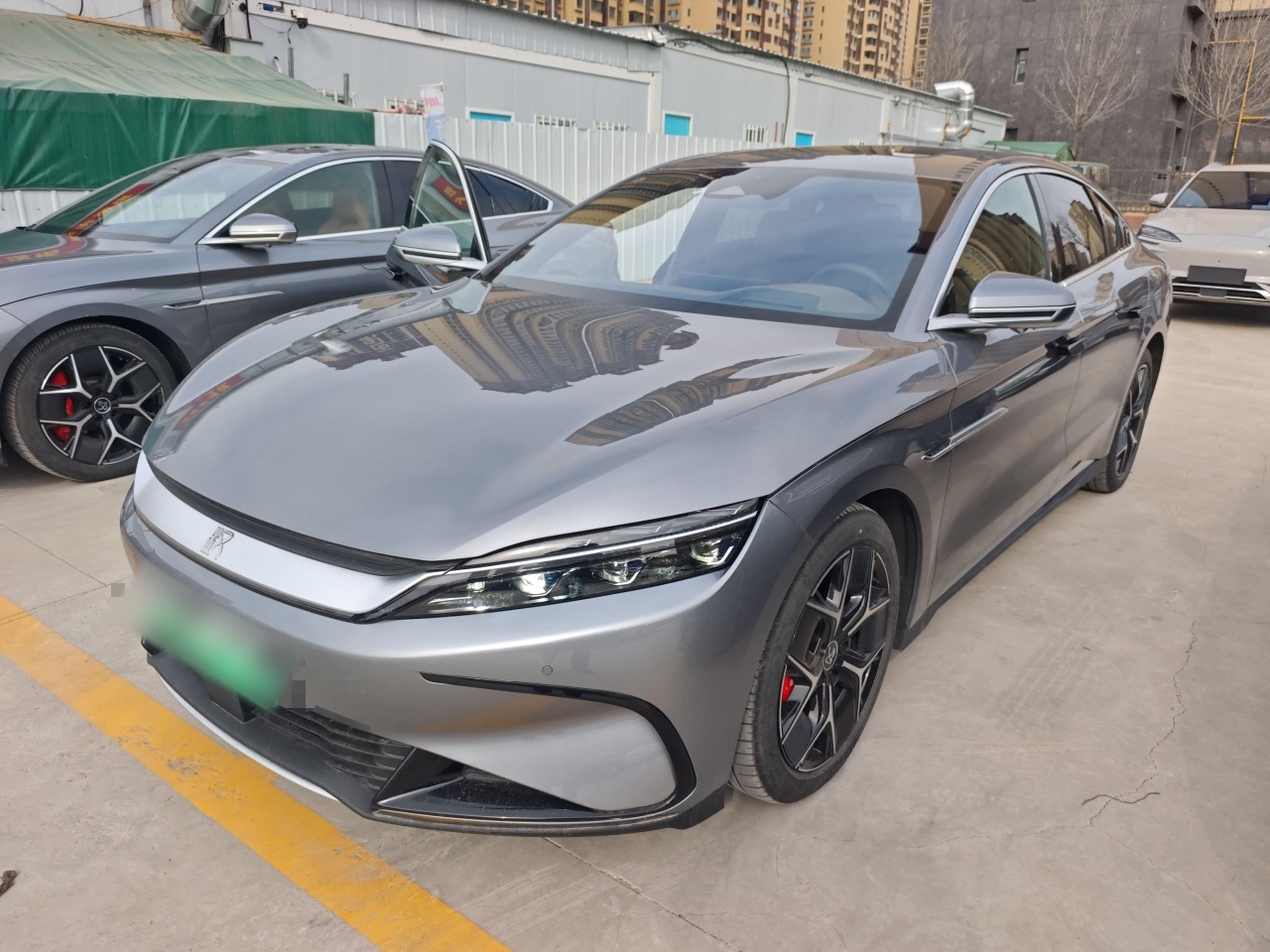 Под передней частью автомобиля