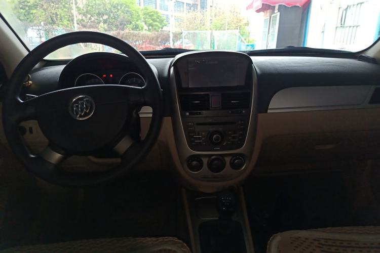 Used Buick Excelle 2013 1.5L Manual Classic Model Center Console