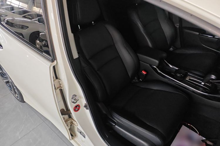 Used Honda Jade 2017 210 TURBO CVT Luxury Edition 5 Seats Right Front Seat