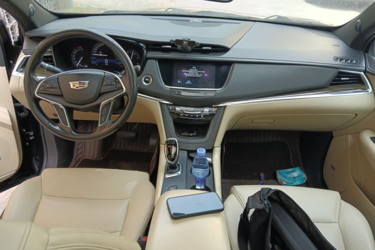 Used Cadillac XT5 2016 28T Four-Wheel Drive Tech Version Center Console