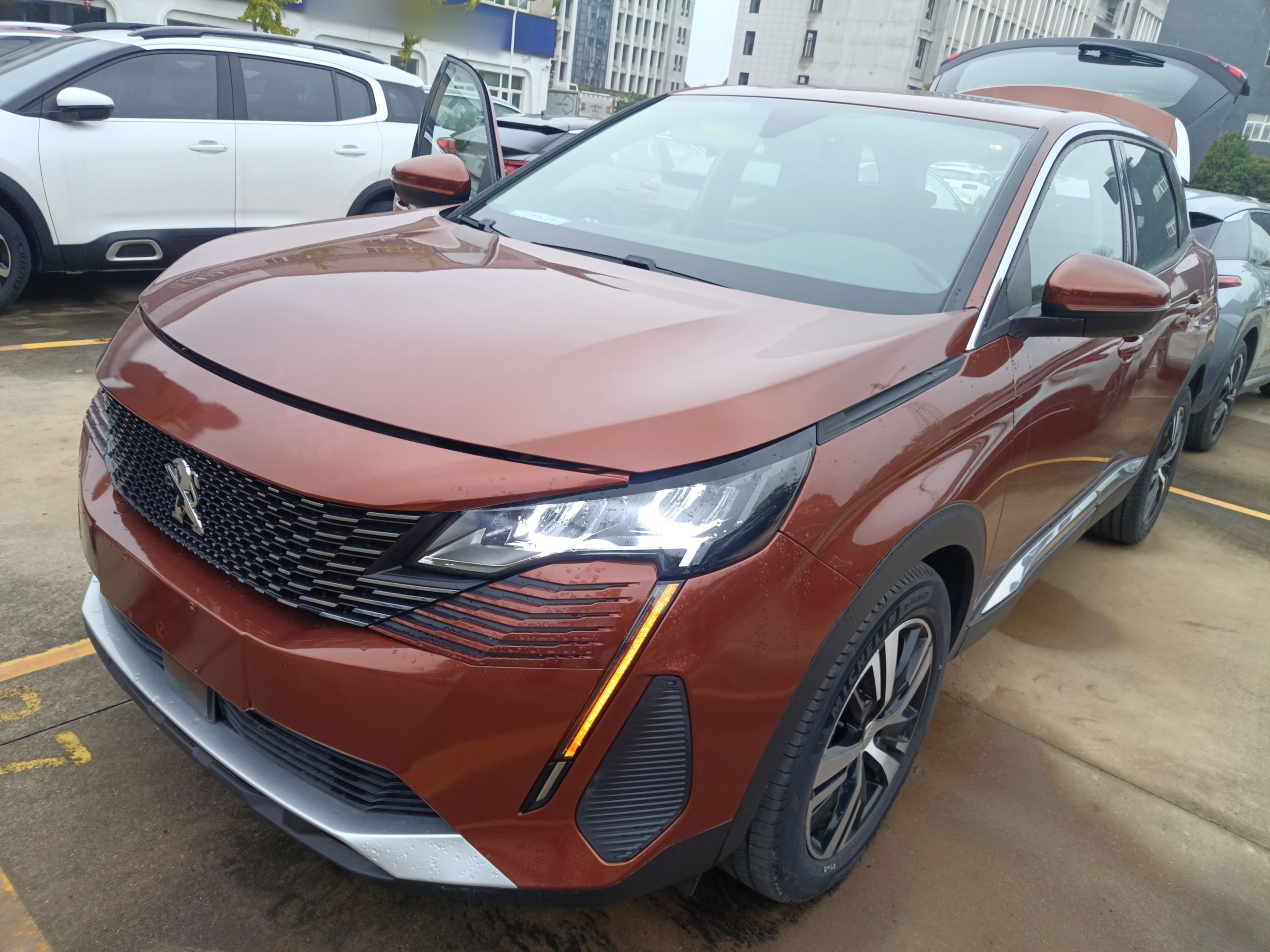 تحت مقدمة السيارة