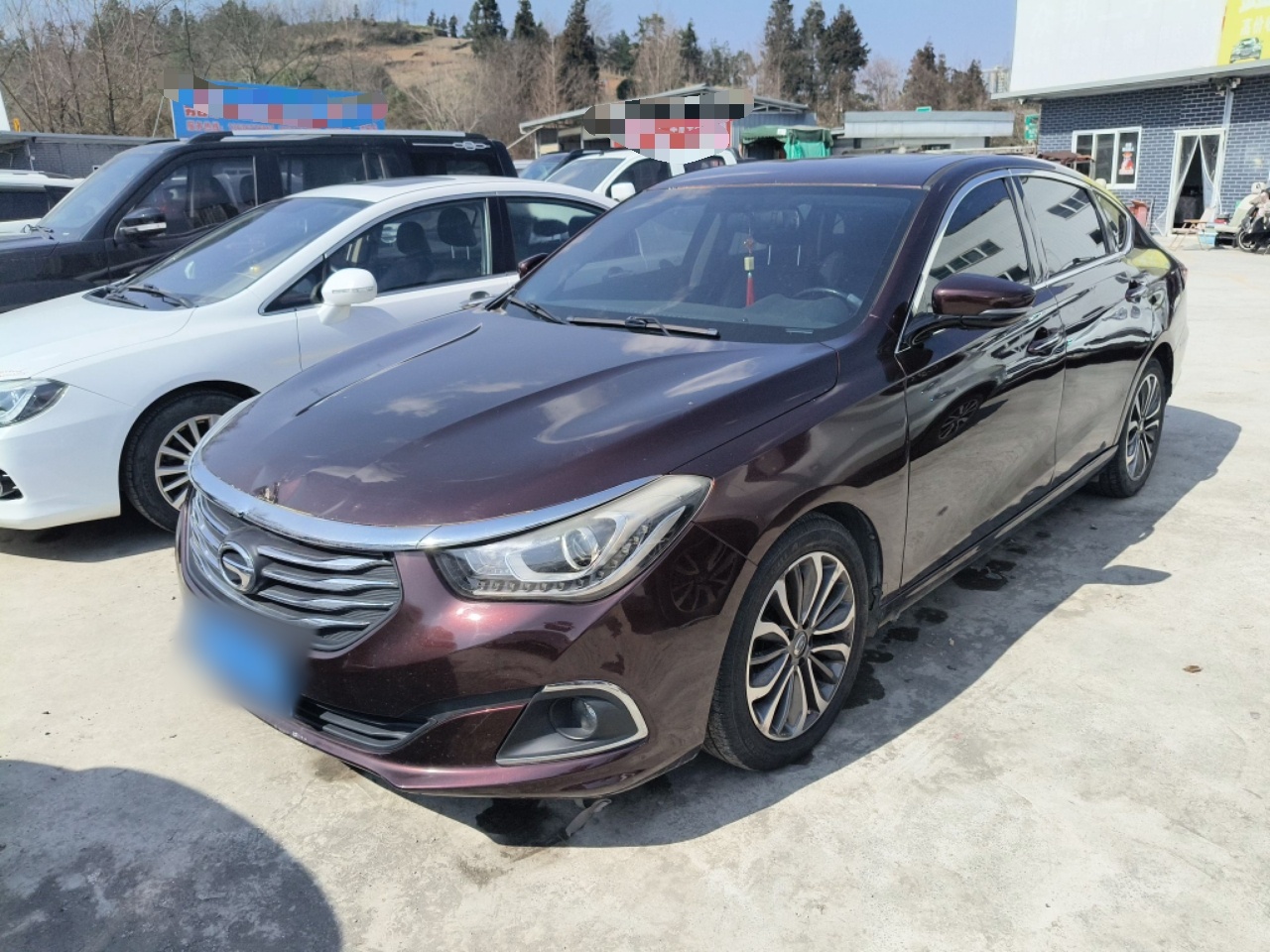 Под передней частью автомобиля