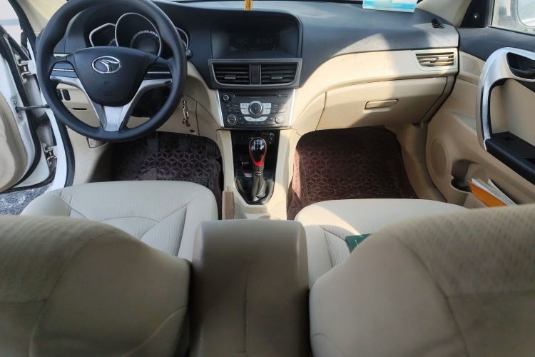 Used Soueast V6 Lingshi 2013 1.5L Manual Comfort Edition Center Console