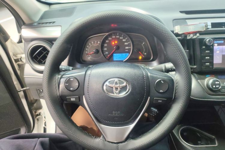 Used Toyota RAV4 2016 2.0L CVT Two-Wheel Drive Fashion Edition China V Standard Steering Wheel