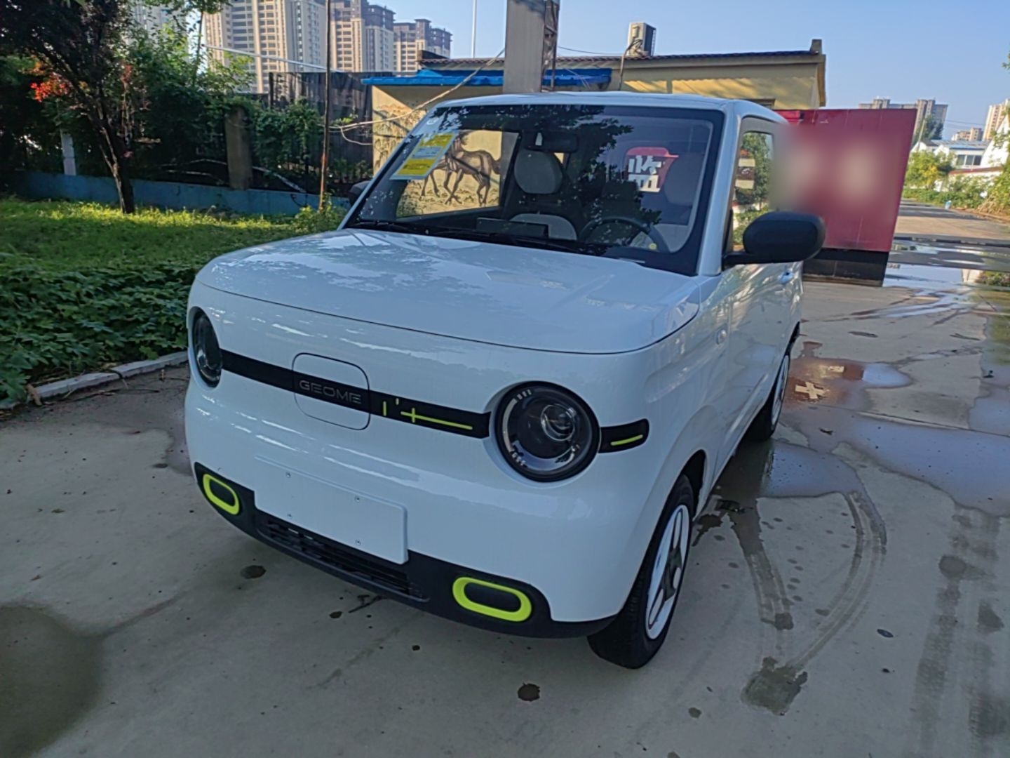 Unter der Vorderseite des Autos