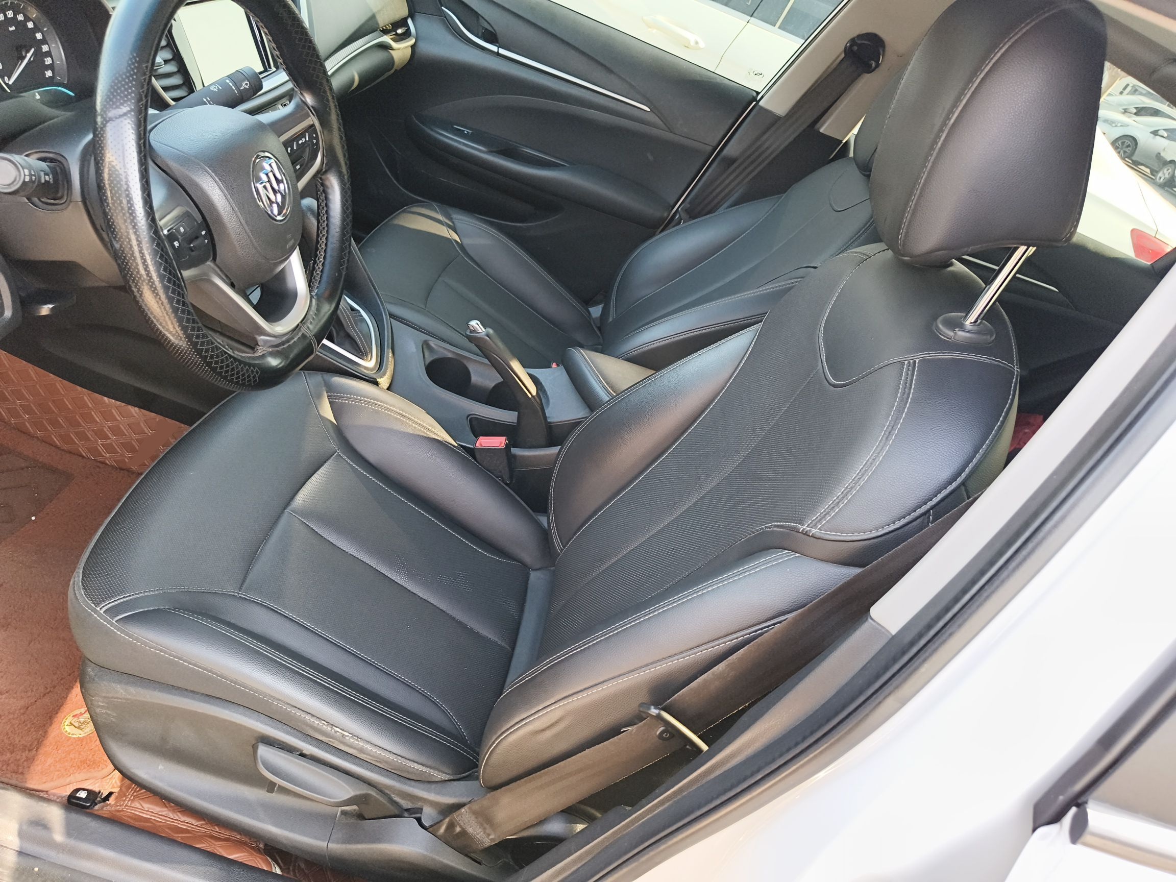 Переднее сиденье в автомобиле