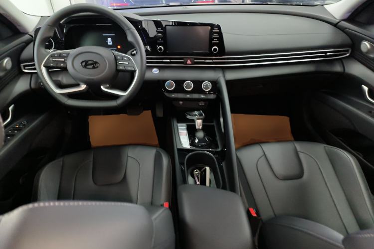 Used Hyundai Elantra 2023 1.5L CVT GLX Elite Edition Center Console