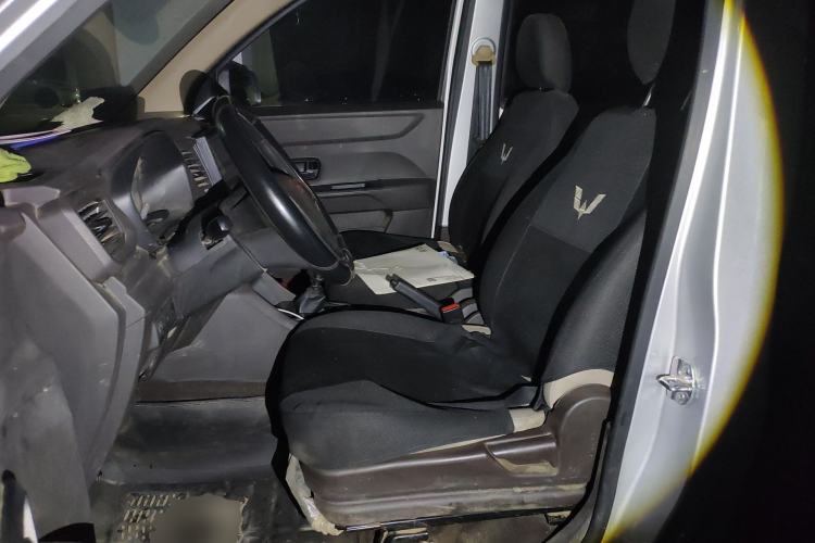 Used Wuling Hongguang V 2022 1.5L Jingqu Edition Enclosed-Window Vehicle with Hydraulic Power Steering LAR Left Front Seat