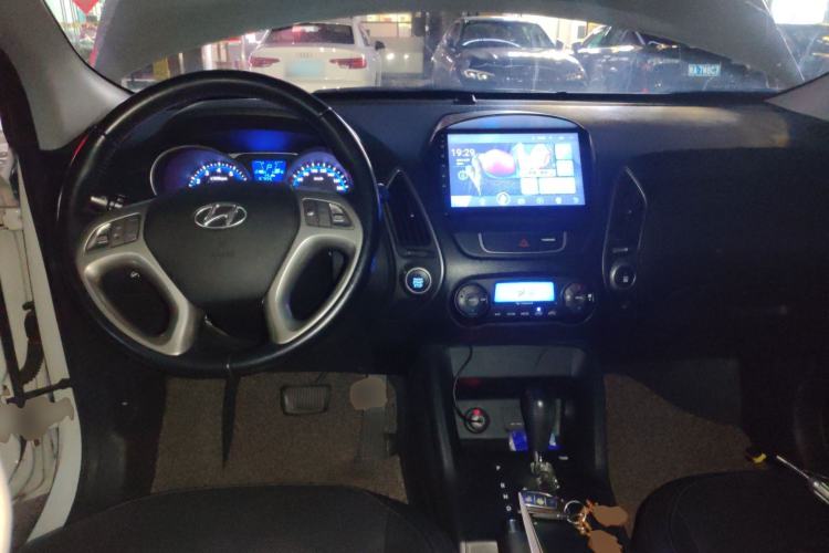 Used Hyundai ix35 2015 2.0L Automatic 2WD Smart Version China V Standard Center Console