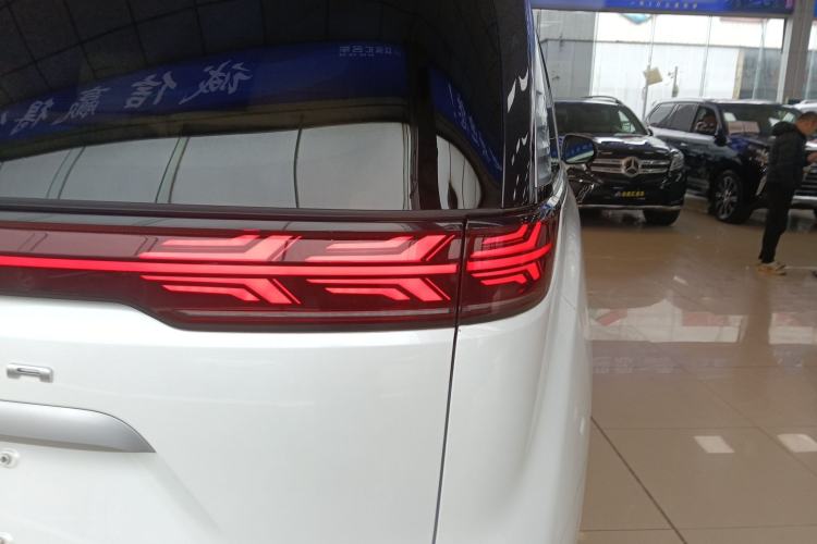 Used Denza D9 2022 DM-i 970 Four-Wheel Drive Flagship Model
