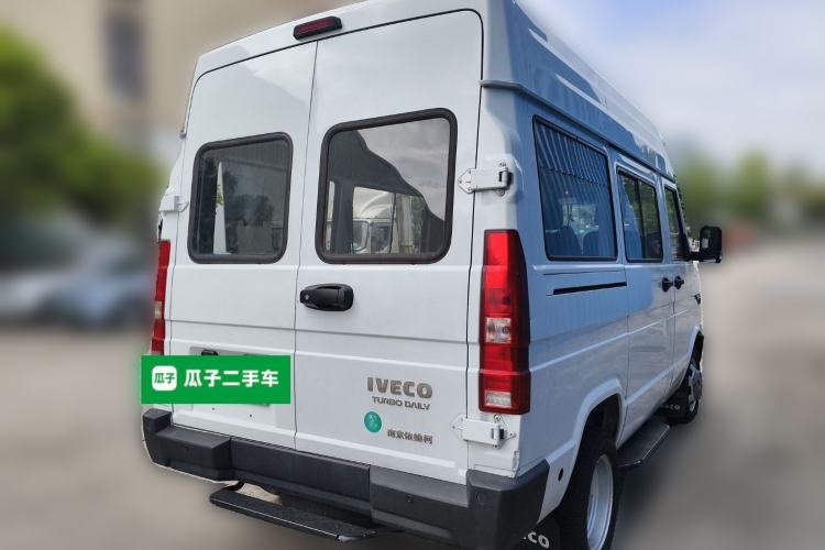 Used Iveco Daily 2023 2.5T A35M1 Short Wheelbase Mid-Roof Dual Tire Side-Sliding Doors 5-9 Seater
