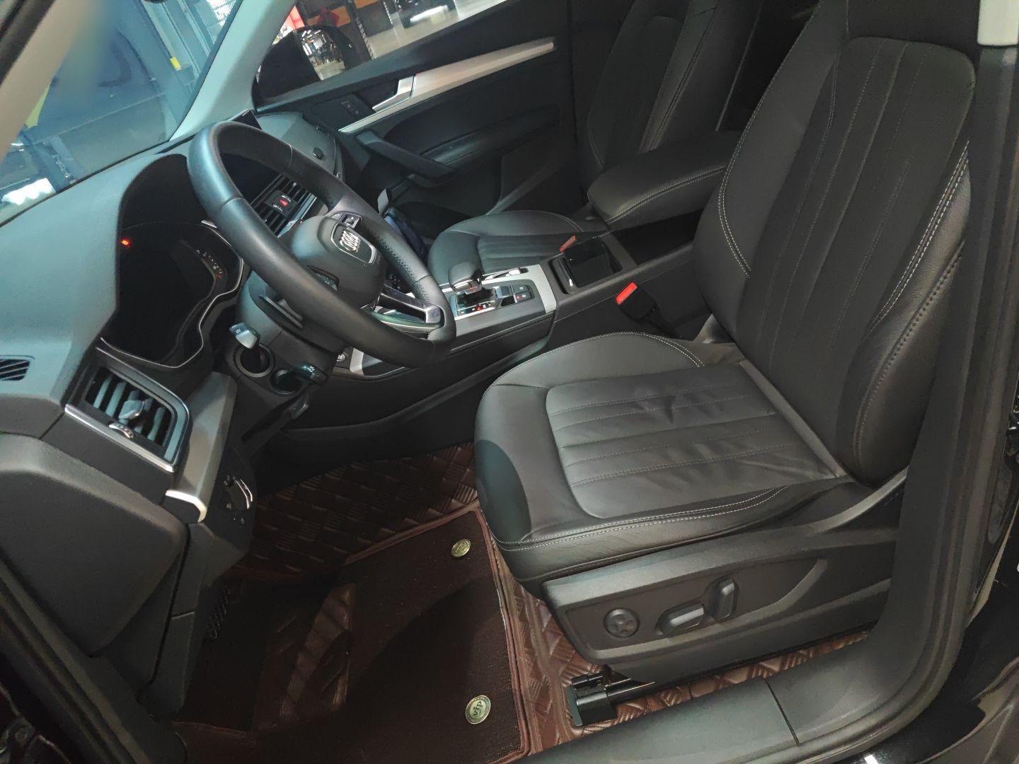 Переднее сиденье в автомобиле