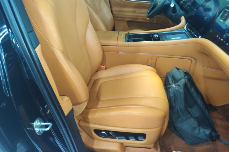 Used Hima AITO M9 2024 Range-Extended Ultra Version 42 kWh 6-Seater Model Right Front Seat