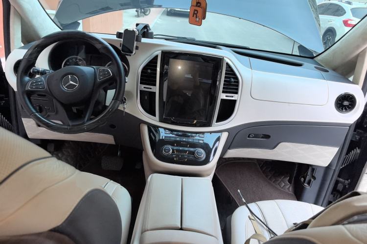 Used Mercedes-Benz Vito 2021 2.0T Elite Version 7 Seats Center Console