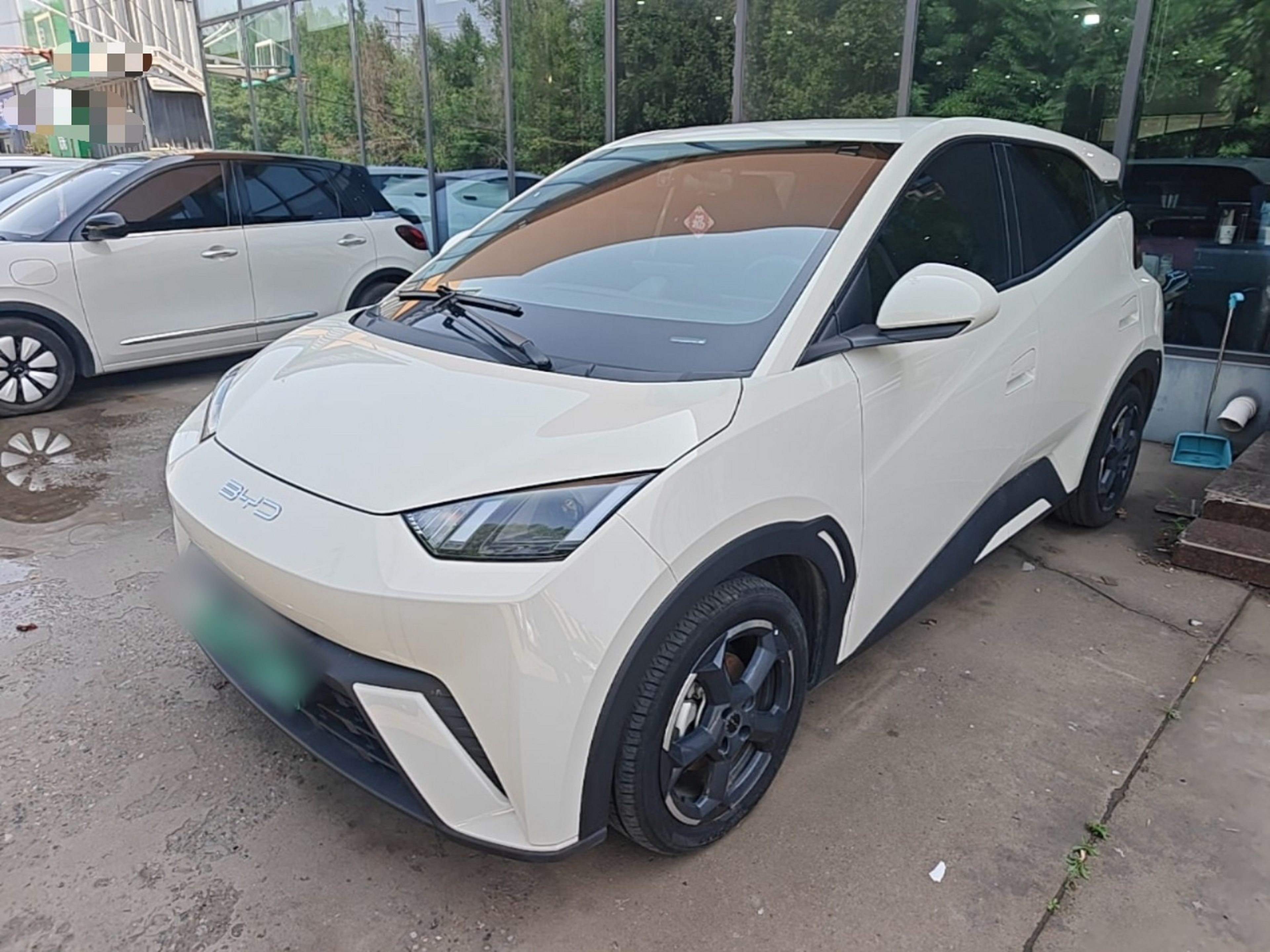 Под передней частью автомобиля