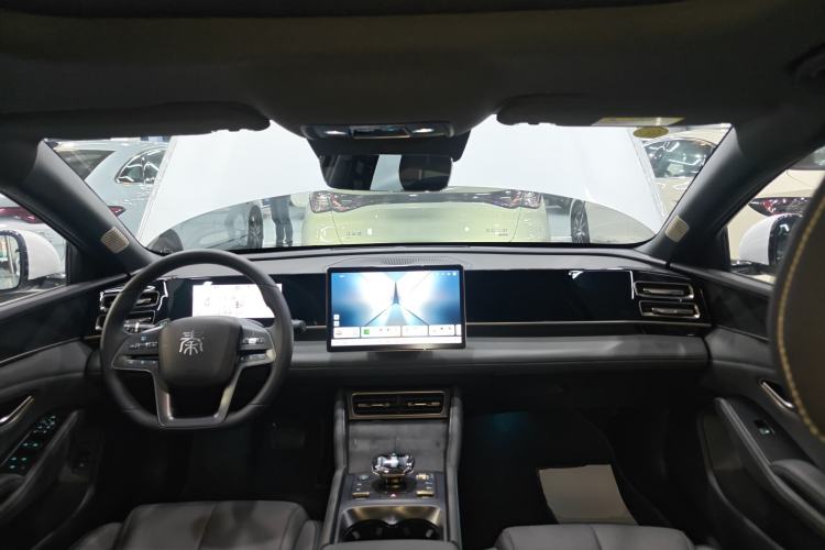 Used BYD Qin L 2025 DM-i Smart Drive 120KM Superior Model Center Console