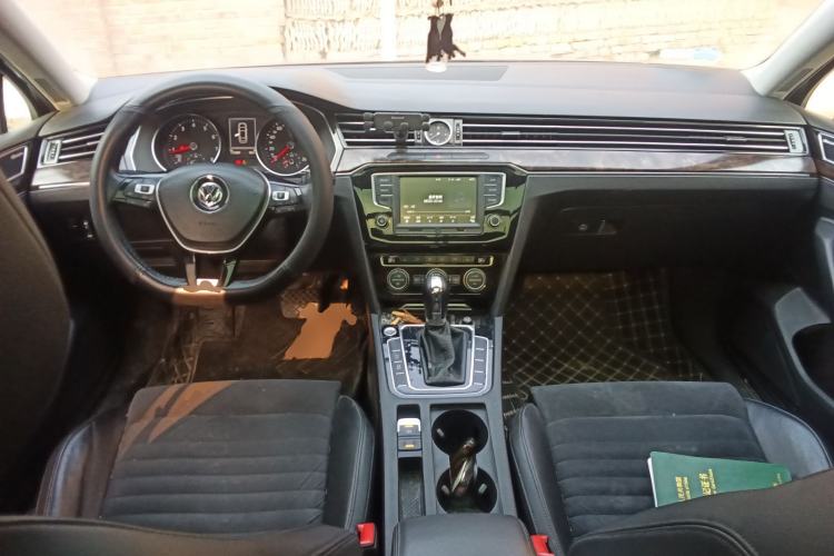 Used Volkswagen Magotan 2017 330TSI DSG Luxury Model Center Console