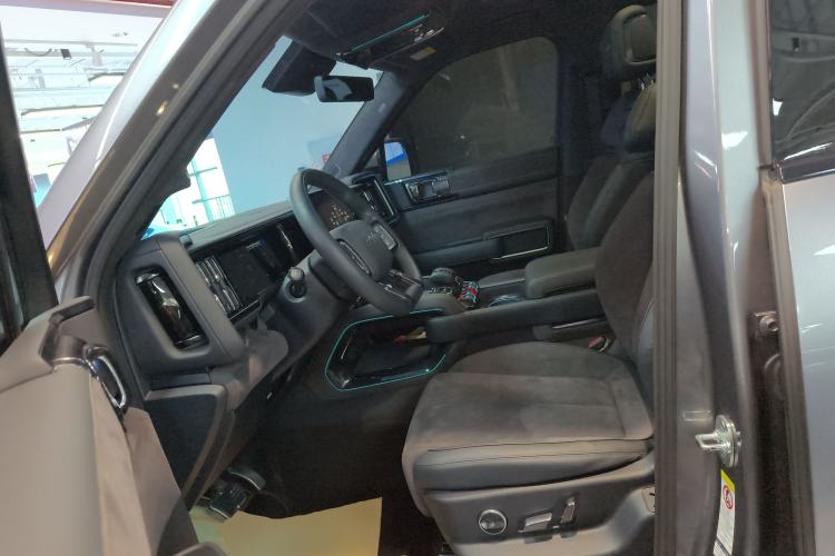 Used Formula Leopard 5 2023 Cloud Ride Flagship Edition Left Front Seat