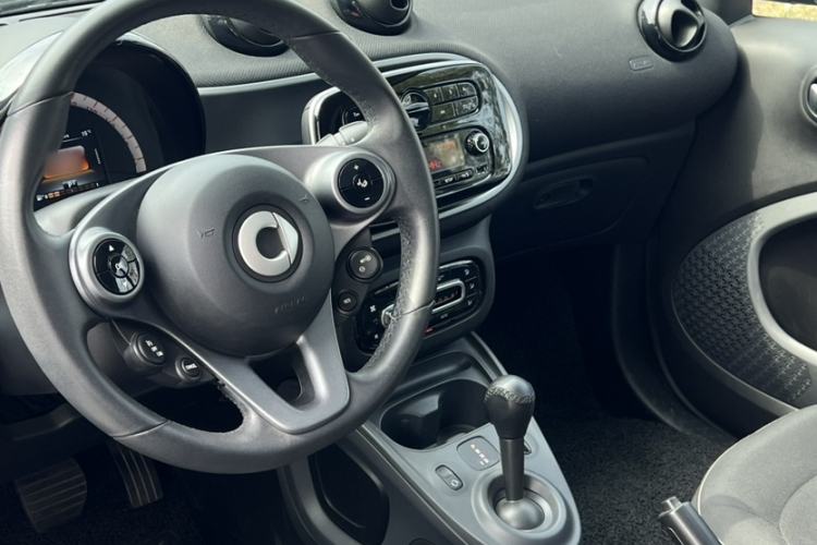 Used smart fortwo 2019 0.9T 66kW Hardtop Wind Power Edition China VI Interior 4