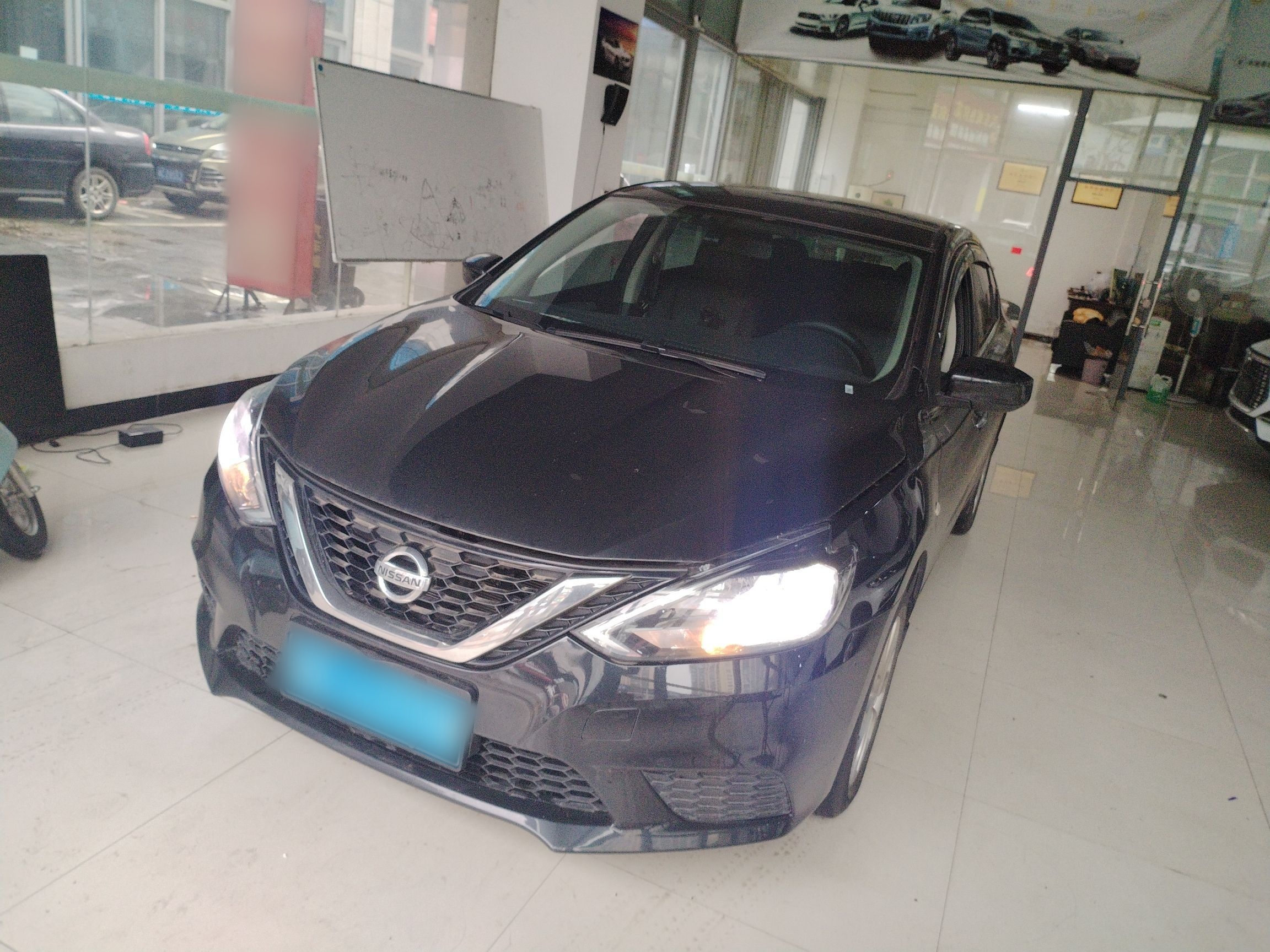 Под передней частью автомобиля