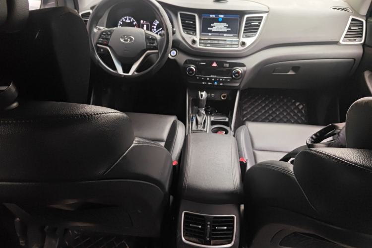 Used Hyundai Tucson 2015 1.6T Dual-Clutch Two-Wheel-Drive Smart Model Center Console