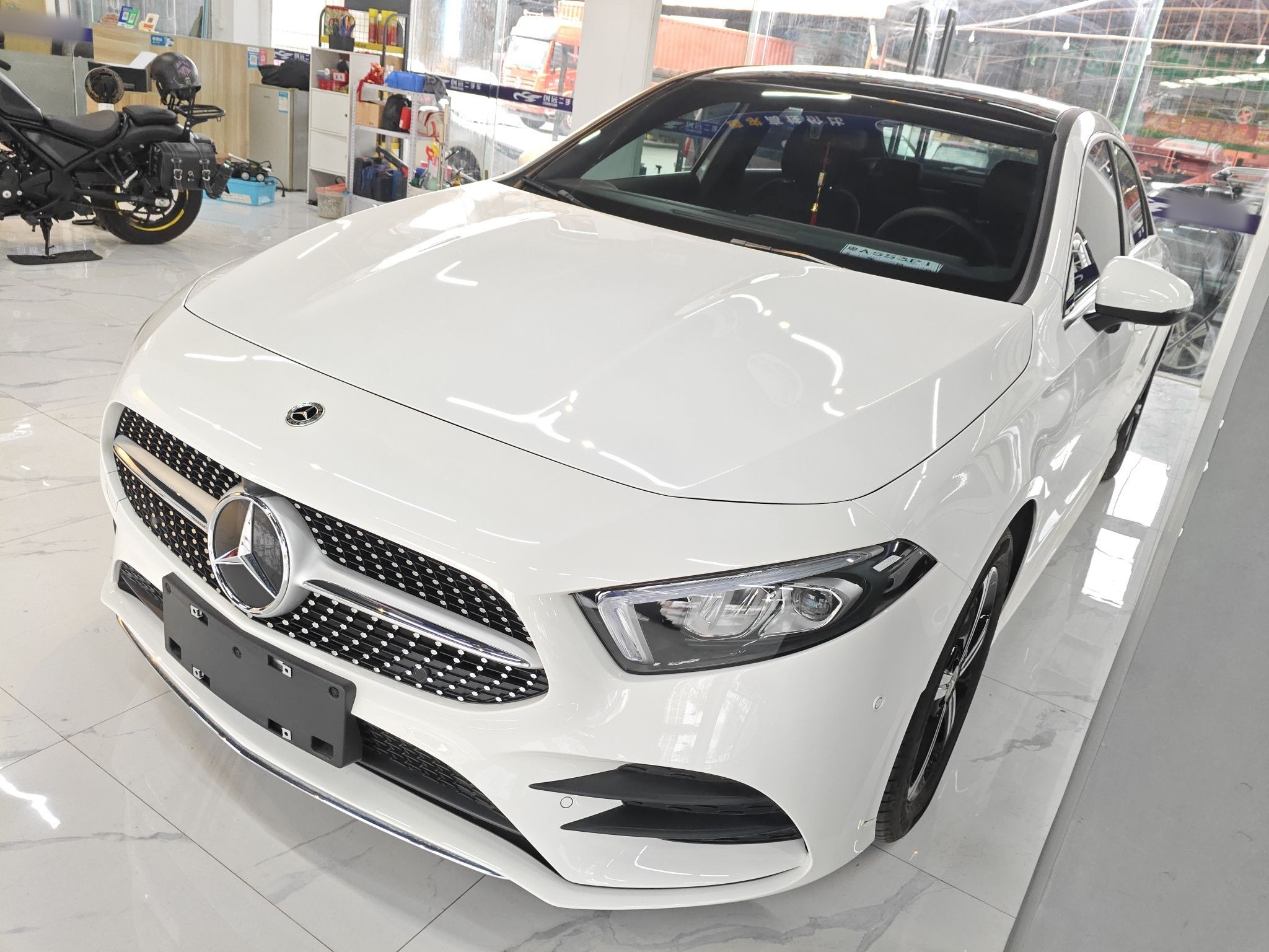 تحت مقدمة السيارة