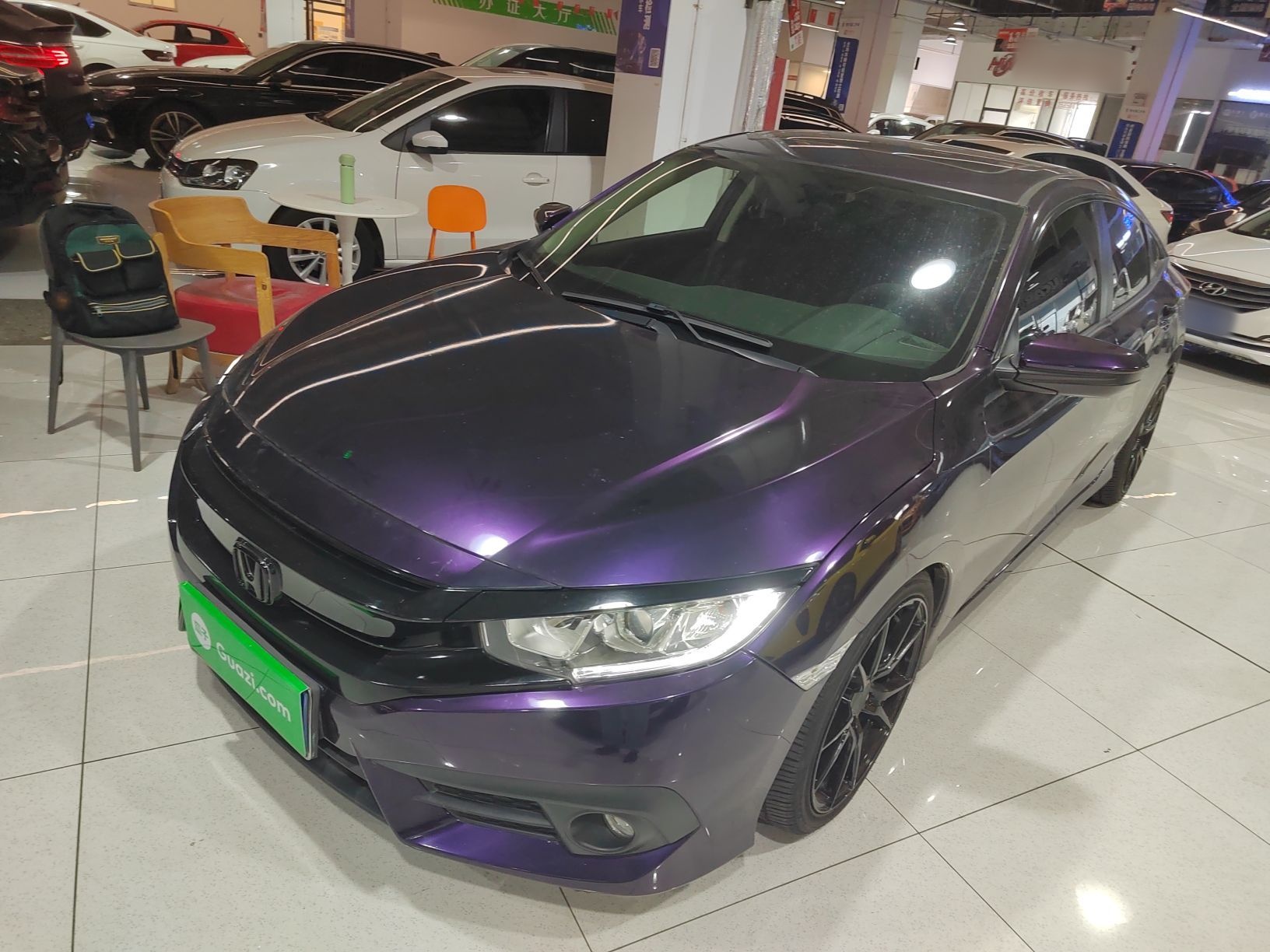 تحت مقدمة السيارة