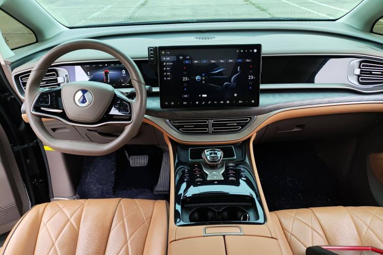 Used Denza D9 2022 DM-i 1040 Prestige Model Interior 2