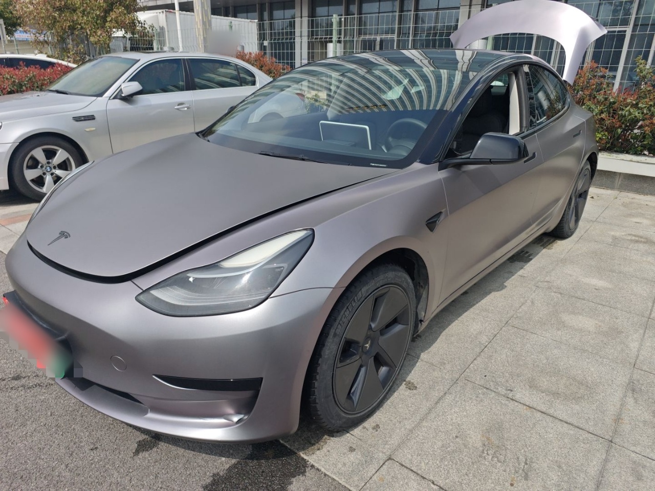 تحت مقدمة السيارة