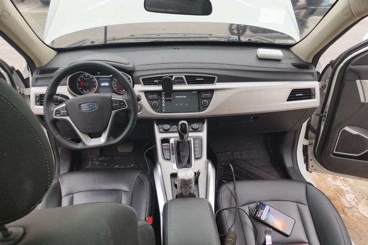 Used Geely Auto Emgrand X7 Sport 2018 1.8TD Automatic Two-Wheel Drive Zhiya Model Center Console