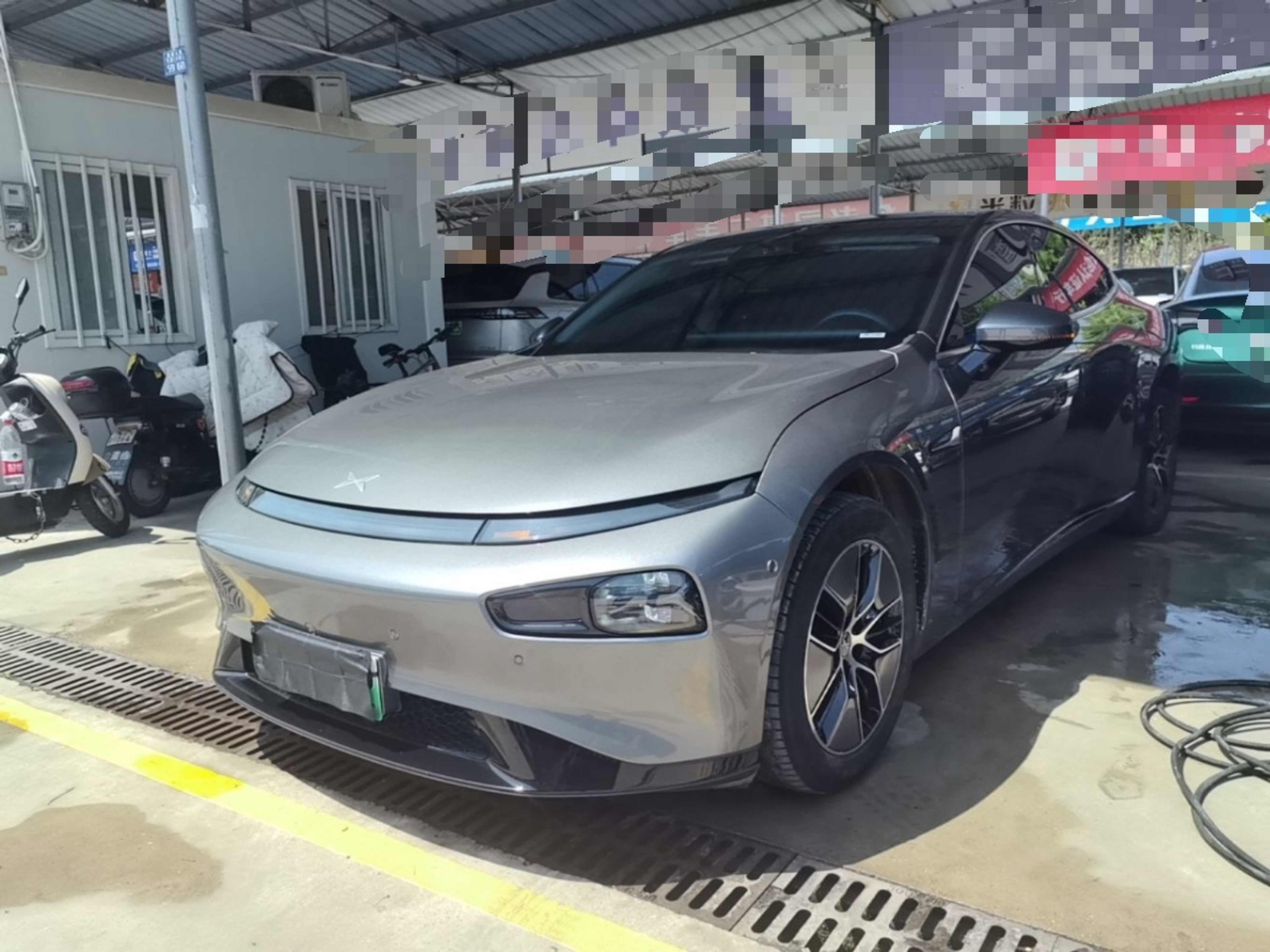 تحت مقدمة السيارة