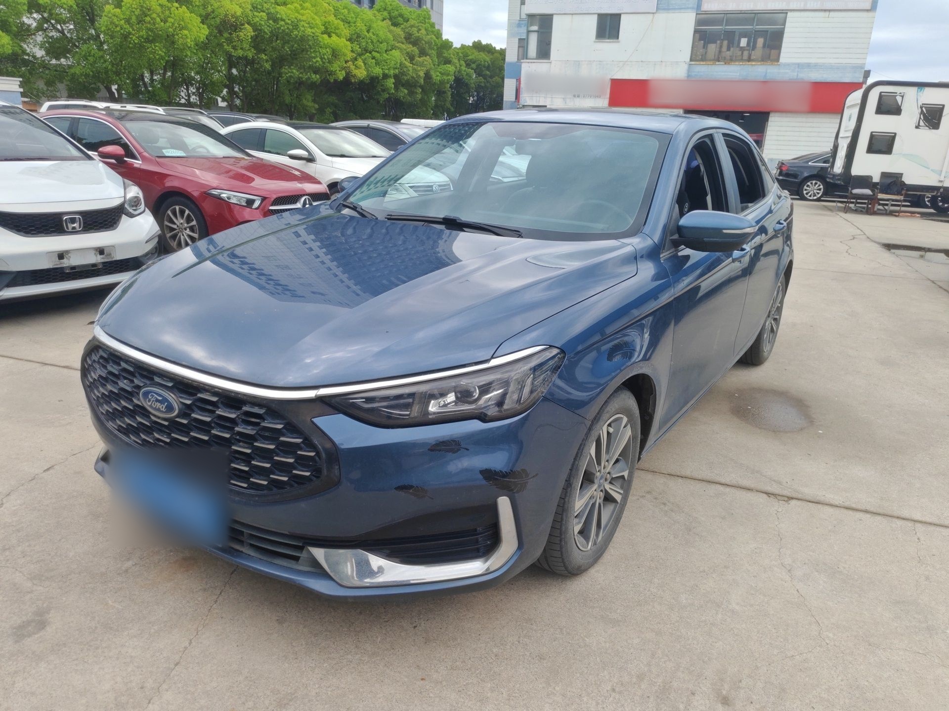 تحت مقدمة السيارة