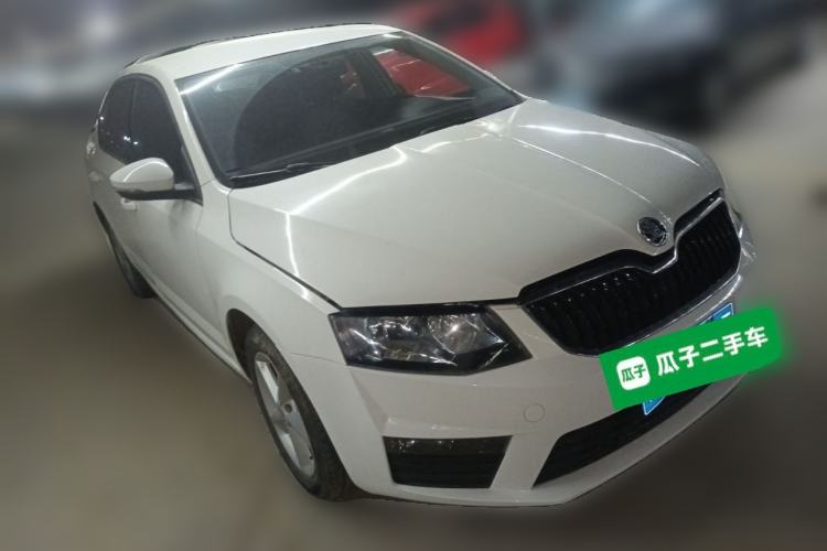 Used Skoda Octavia 2017 1.6L Manual Front-Wheel-Drive Version Front Right 45 Deg
