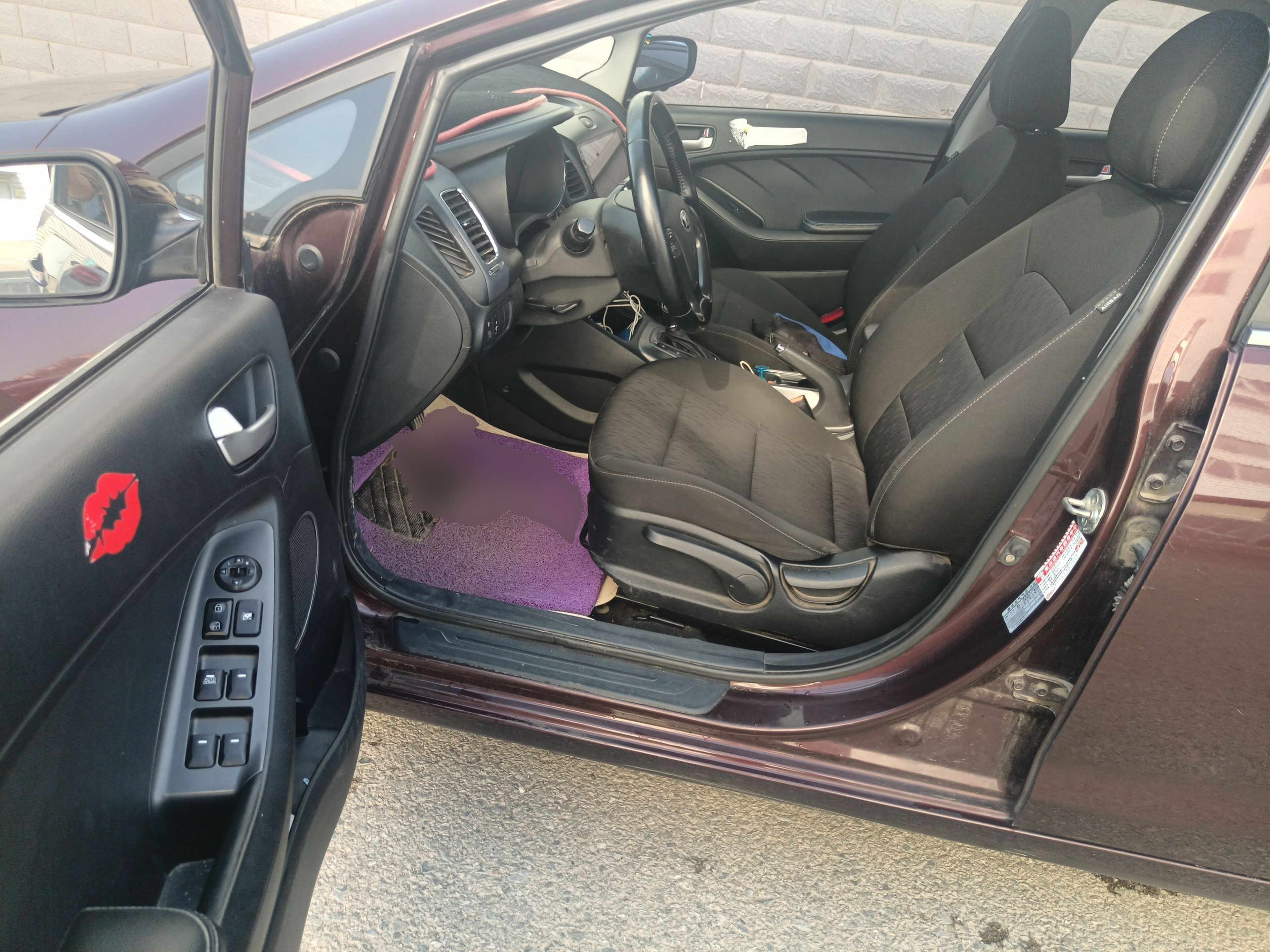 المقاعد الأمامية داخل السيارة