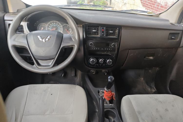 Used Wuling Rongguang V 2015 1.2L Standard Version
