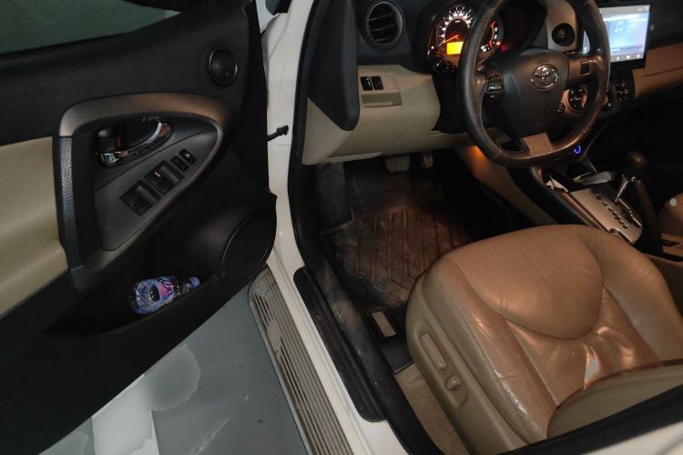 Used Toyota RAV4 2012 Luxurious 2.4L Automatic 4x4 with Stylish Features
