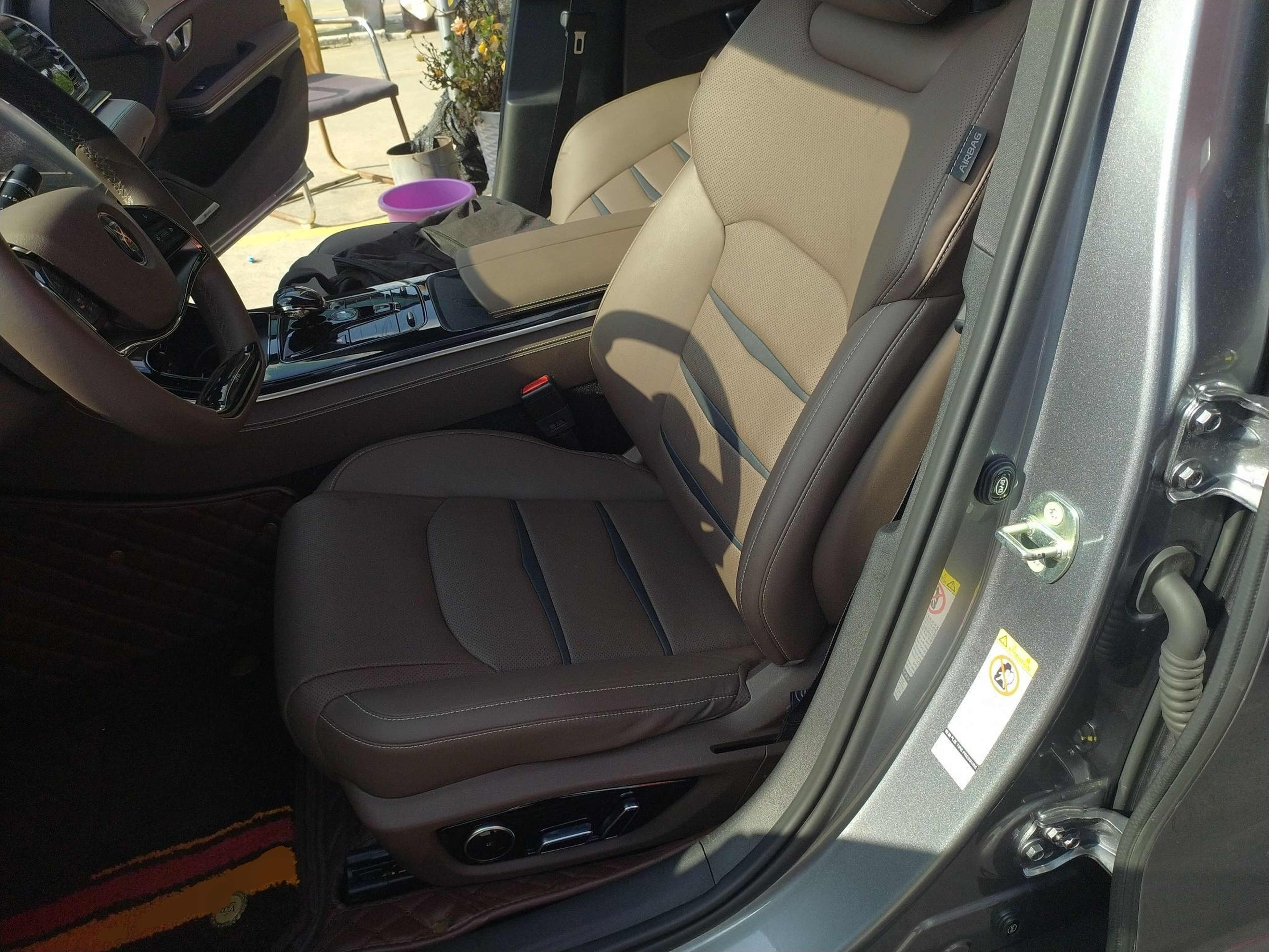 Переднее сиденье в автомобиле