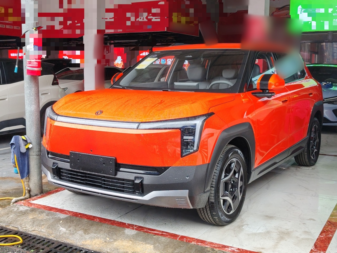 تحت مقدمة السيارة