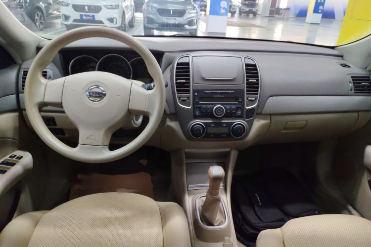 Used Nissan Sylphy 2016 Classic 1.6XE Manual Leading Edition Center Console